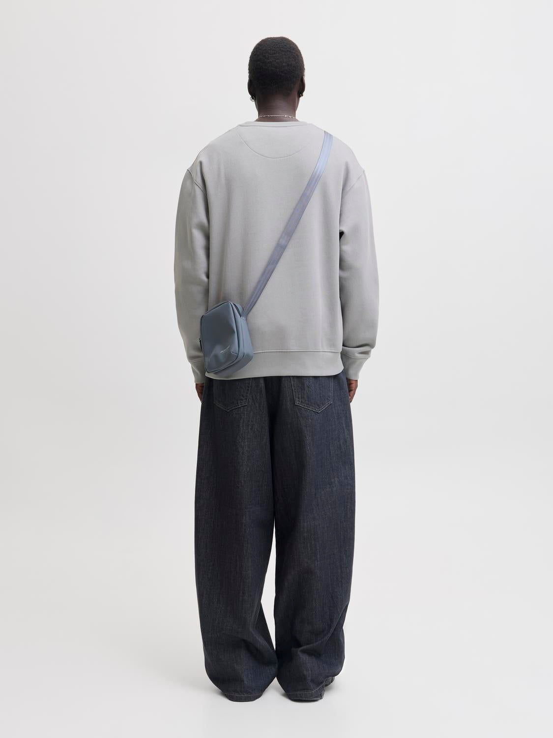 model_shot-back
